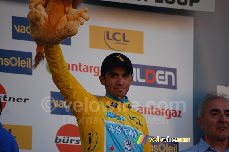 Alberto Contador (Astana) op het podium in Tourrettes-sur-Loup (3)