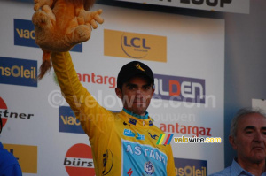 Alberto Contador (Astana) sur le podium à Tourrettes-sur-Loup (3) (487x)