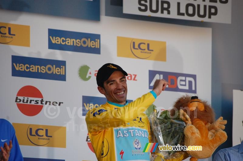 Alberto Contador (Astana) op het podium in Tourrettes-sur-Loup (5)