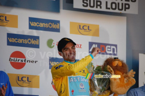 Alberto Contador (Astana) sur le podium à Tourrettes-sur-Loup (5) (378x)