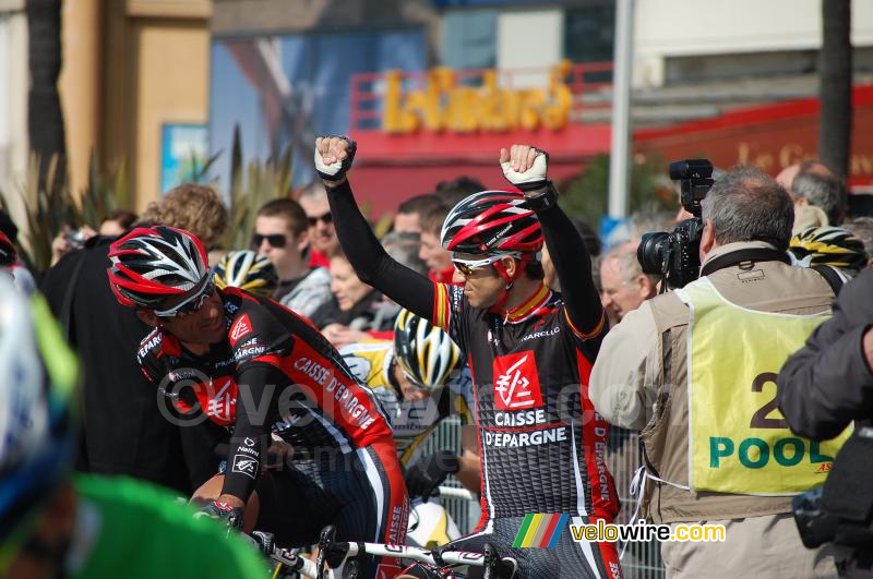 Alejandro Valverde laat aan Vicente Garcia Acosta (Caisse d'Epargne) zien hoe je juichend over de streep kunt rijden