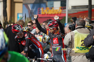 Alejandro Valverde shows Vicente Garcia Acosta (Caisse d'Epargne) how to cross a finish line (391x)