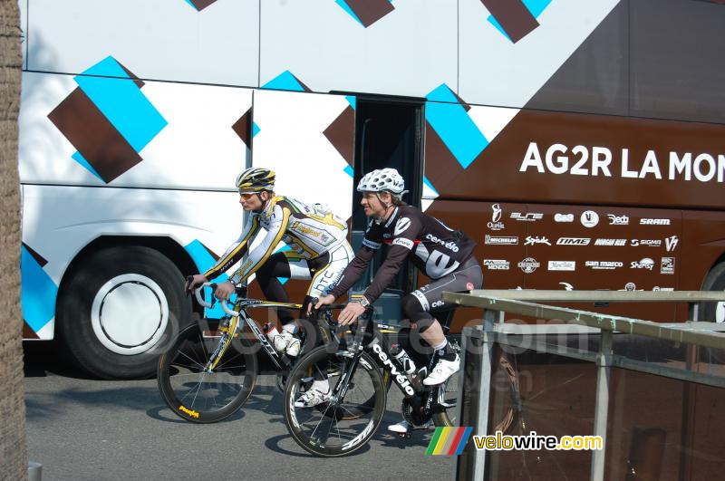 Andr Greipel (HTC-Columbia) & Daniel Lloyd (Cervlo TestTeam)