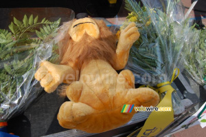 Le lion LCL pour le vainqueur du maillot jaune (1284x)