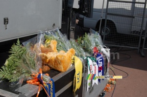 Le lion LCL pour le vainqueur du maillot jaune et les bouquets de fleurs (6111x)