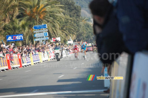 Le sprint entre Amaël Moinard (Cofidis) et Thomas Voeckler (Bbox Bouygues Telecom) (1) (374x)