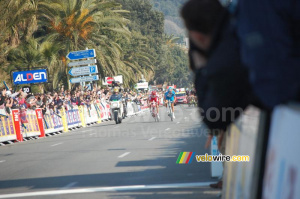 The sprint between Amaël Moinard (Cofidis) and Thomas Voeckler (Bbox Bouygues Telecom) (1) (302x)