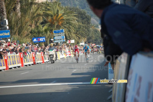 The sprint between Amaël Moinard (Cofidis) and Thomas Voeckler (Bbox Bouygues Telecom) (2) (296x)