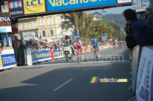 Amaël Moinard (Cofidis) wins the sprint with Thomas Voeckler (Bbox Bouygues Telecom) (262x)