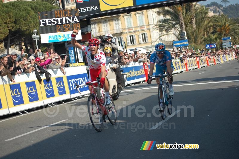 Amaël Moinard (Cofidis) wins the sprint with Thomas Voeckler (Bbox Bouygues Telecom) (2)