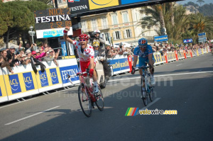 Amaël Moinard (Cofidis) remporte le sprint devant Thomas Voeckler (Bbox Bouygues Telecom) (2) (290x)
