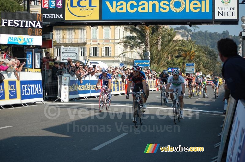 Alejandro Valverde (Caisse d'Epargne), Nicolas Roche (AG2R La Mondiale) & Joaquim Rodriguez (Team Katusha)Amaël Moinard (Cofidis) wint de sprint van Thomas Voeckler (Bbox Bouygues Telecom)