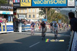 Alejandro Valverde (Caisse d'Epargne), Nicolas Roche (AG2R La Mondiale) & Joaquim Rodriguez (Team Katusha)Amaël Moinard (Cofidis) wint de sprint van Thomas Voeckler (Bbox Bouygues Telecom) (259x)