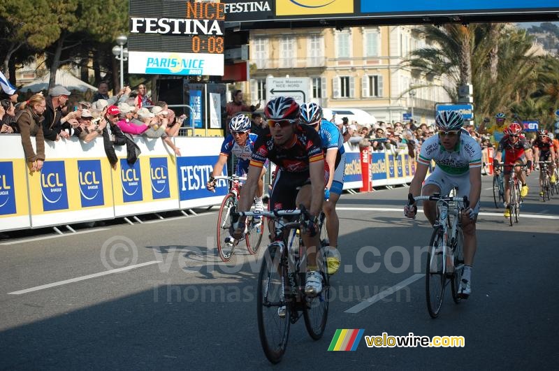 Alejandro Valverde (Caisse d'Epargne), Nicolas Roche (AG2R La Mondiale) & Joaquim Rodriguez (Team Katusha)Amaël Moinard (Cofidis) wint de sprint van Thomas Voeckler (Bbox Bouygues Telecom) (2)