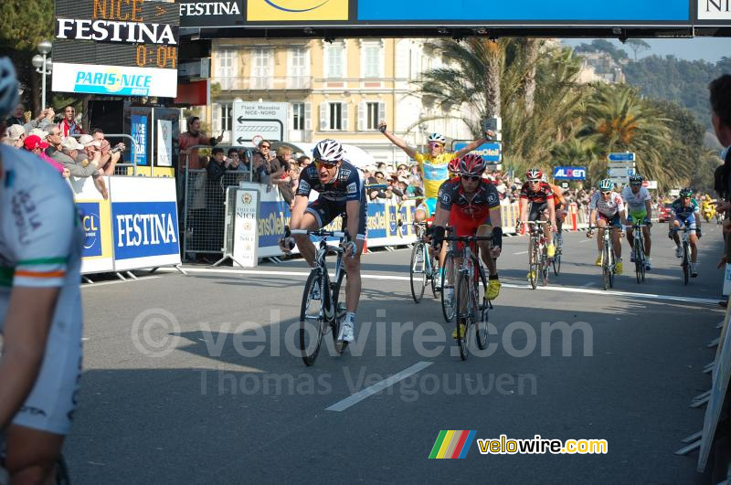 Alberto Contador (Astana) viert zijn overwinning