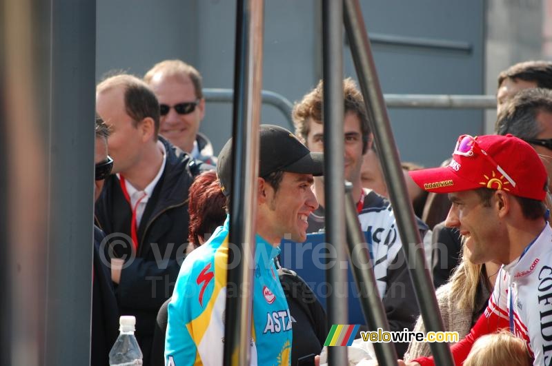 Amaël Moinard (Cofidis) neemt de felicitaties van Alberto Contador (Astana) in ontvangst