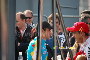 Alberto Contador (Astana) félicite Amaël Moinard (Cofidis) (513x)