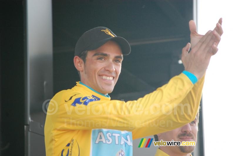 Alberto Contador (Astana) remercie ses coéquipiers qui passent la ligne