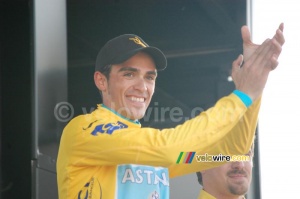 Alberto Contador (Astana) thanks his team mates who cross the finish line (357x)