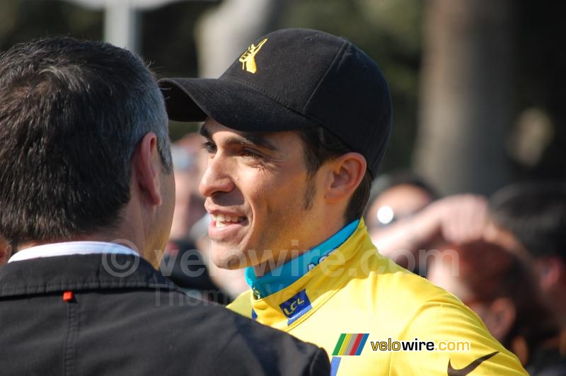 Alberto Contador (Astana) in gesprek met Laurent Jalabert (1)