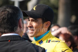 Alberto Contador (Astana) discussing with Laurent Jalabert (1) (348x)