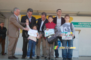 Les enfants qui ont gagné un concours de dessin (709x)