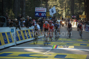 The sprint for the third place is won by Samuel Sanchez (Euskaltel-Euskadi) (527x)