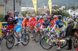 Les coureurs se préparent pour le départ de la deuxième étape (548x)