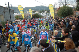 Le peloton au départ de Porto-Vecchio (438x)