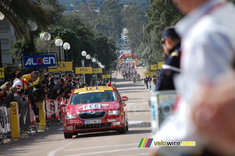 Le peloton lance le sprint à Porto-Vecchio