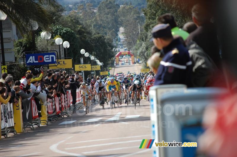 The bunch sprint at 100 meters from the finish in Porto-Vecchio
