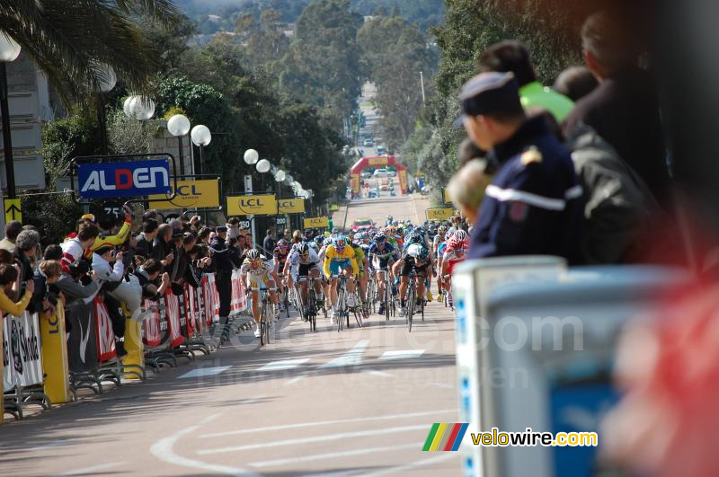 Le sprint massif à 100 mètres de l'arrivée à Porto-Vecchio