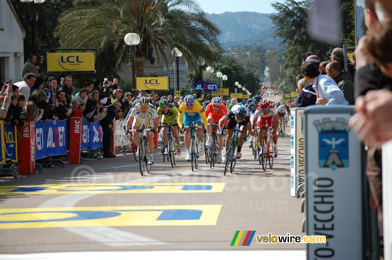 Russell Downing (Team Sky) zet alles op alles om de sprint in Porto-Vecchio te winnen