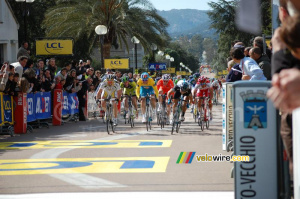 Russell Downing (Team Sky) donne tout ce qu'il peut pour remporter le sprint à Porto-Vecchio (1037x)