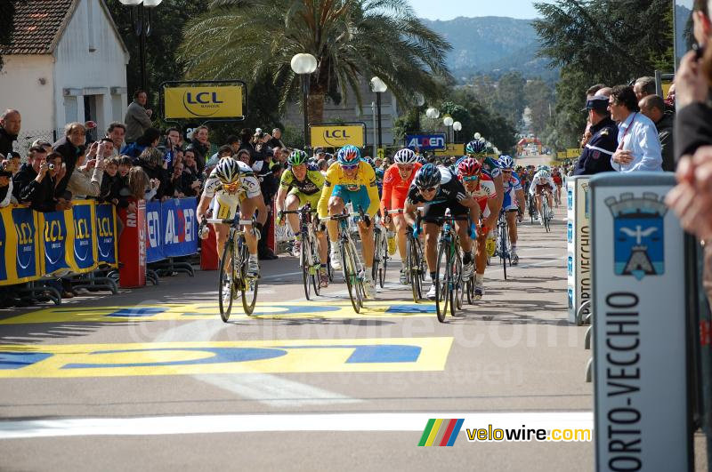 Russell Downing (Team Sky) wint de tweede etappe voor Michael Albasini en Pierrick Fdrigo