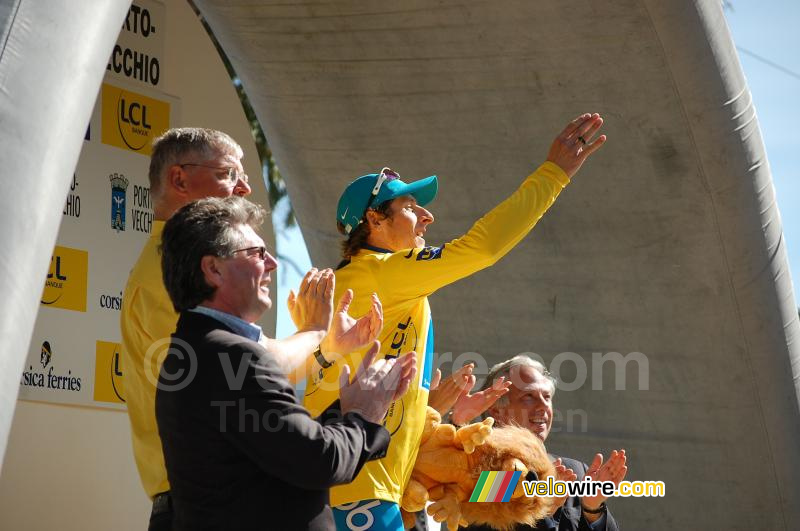 Pierrick Fédrigo (Bbox Bouygues Telecom) throws his flowers