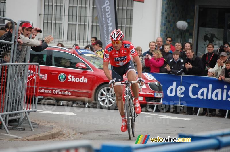 Fabian Cancellara (Team Saxo Bank) rijdt het Velodrome van Roubaix binnen (1)