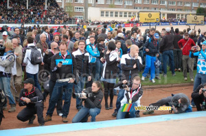 A big crowd in the center of the Velodrome (510x)