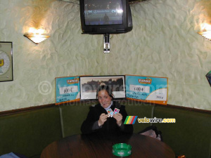 Marie-Laure dans le bar PMU (166x)