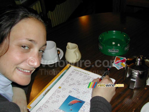Marie-Laure dans le bar PMU (165x)