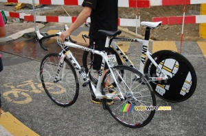 Lance Armstrong (Team Radioshack) bikes (769x)