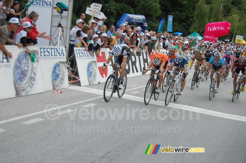 Heinrich Haussler (Cervlo TestTeam) wint de etappe in Sierre