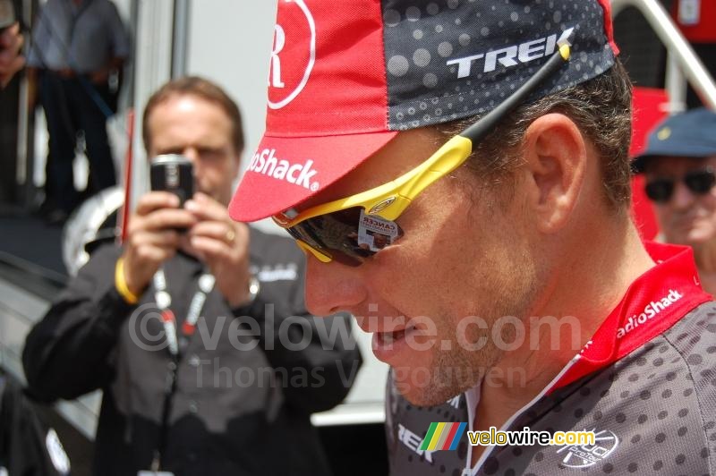 Lance Armstrong (Team Radioshack) with the book 'Cancer, le grand défi'