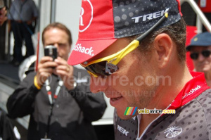 Lance Armstrong (Team Radioshack) avec le livre 'Cancer, le grand défi' (559x)