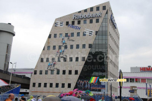 Des cyclistes sur l'immeuble de Rabobank (536x)