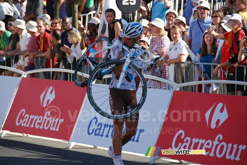 Lloyd Mondory (AG2R La Mondiale) teleurgesteld na zijn val