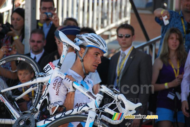 Lloyd Mondory (AG2R La Mondiale) teleurgesteld na zijn val (2)