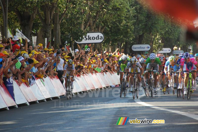 De sprint wordt ingezet voor de finish in Reims