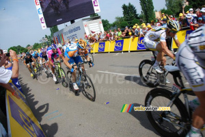 Tyler Farrar (Garmin-Transitions) & Alessandro Petacchi (Lampre-Farnese Vini) more than a bike length behind Mark Cavendish (HTC-Columbia) (309x)