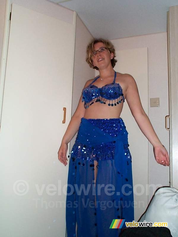 Isabelle dans une robe d'une danseuse Tunisienne